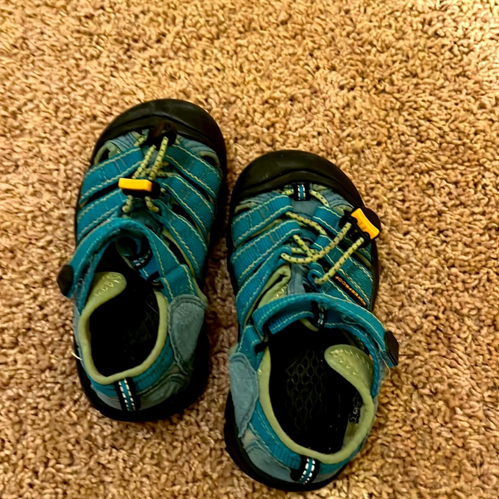 Lightly used Keen toddler size 10